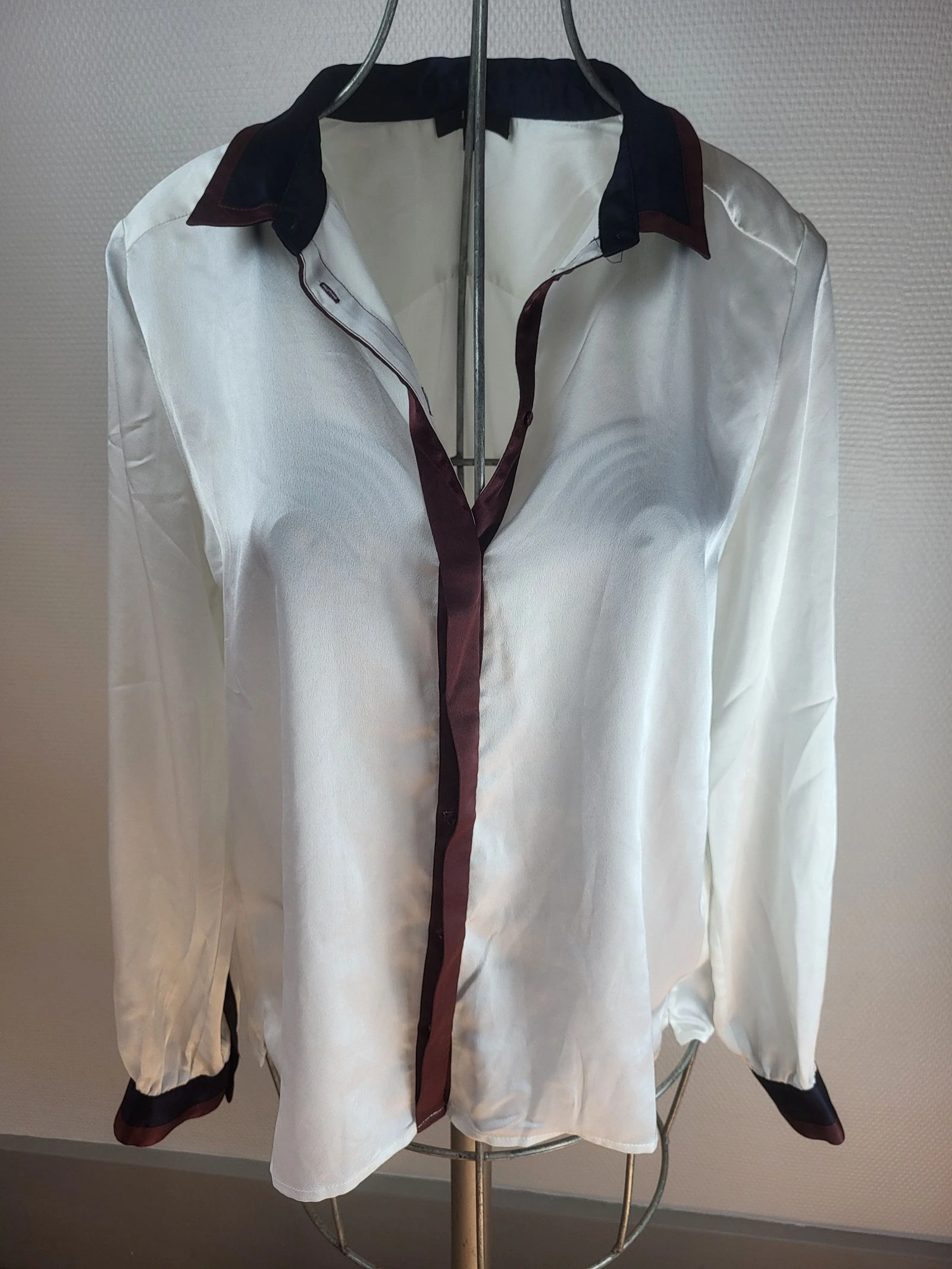 Chemisier satiné fluide blanc ivoire & détails bicolores 1,2,3 – Taille 42
